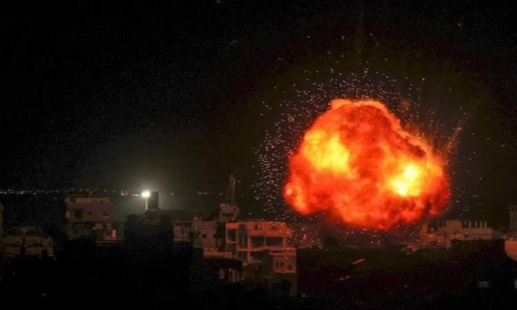 استشهاد 11 فلسطينيا واصابة 35 اخرين إثر قصف منزل وسط قطاع غزة