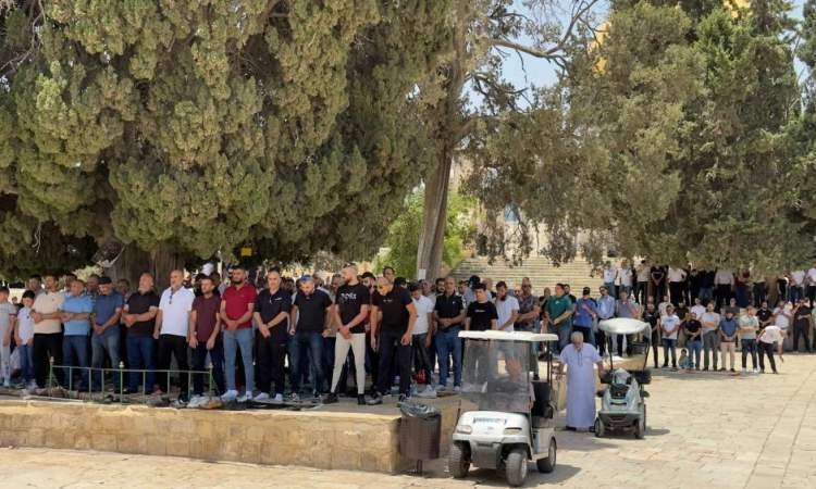 50 ألفًا يؤدون صلاة الجمعة في المسجد الأقصى