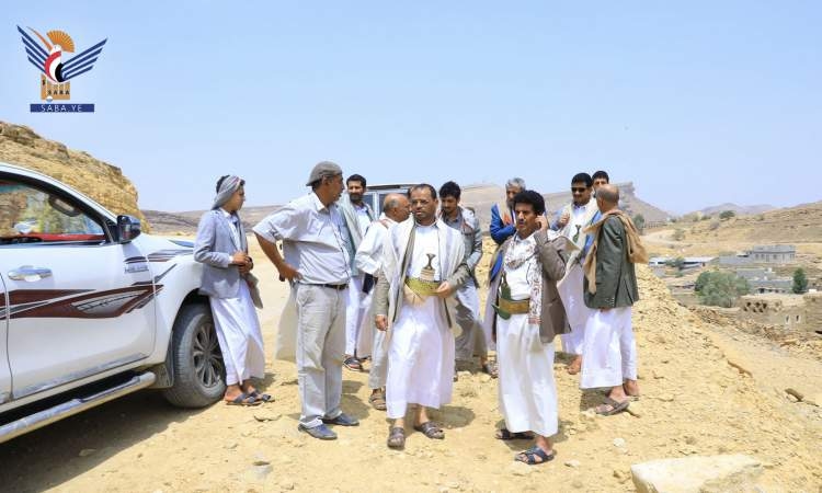 محافظ صعدة يتفقد سير العمل في مشروع شق طريق دماج