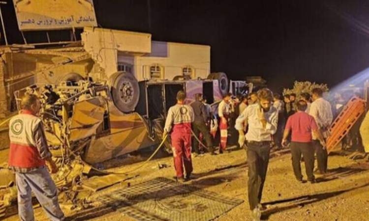 51 قتيلا و مصابا بانقلاب حافلة في ايران