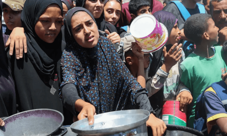 أطفال غزة بين الموت جوعا وأكل الرمال