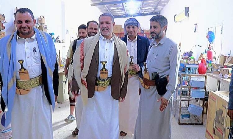 وزير الشباب ومحافظ ذمار يتفقدان مدرسة الثلايا ومكتبة البردوني