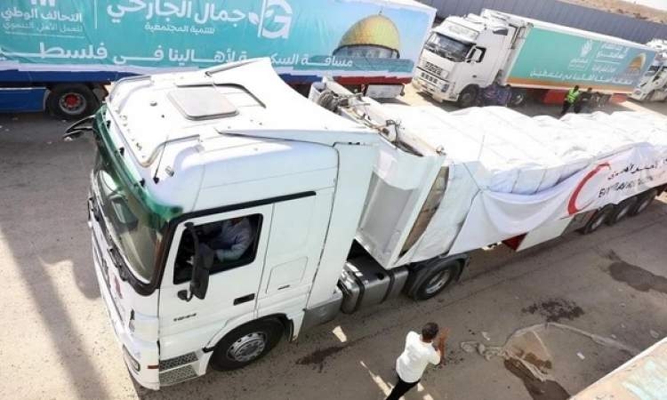 136 شاحنة مساعدات دخلت غزة الأربعاء والخميس تعرضت معظمها للنهب