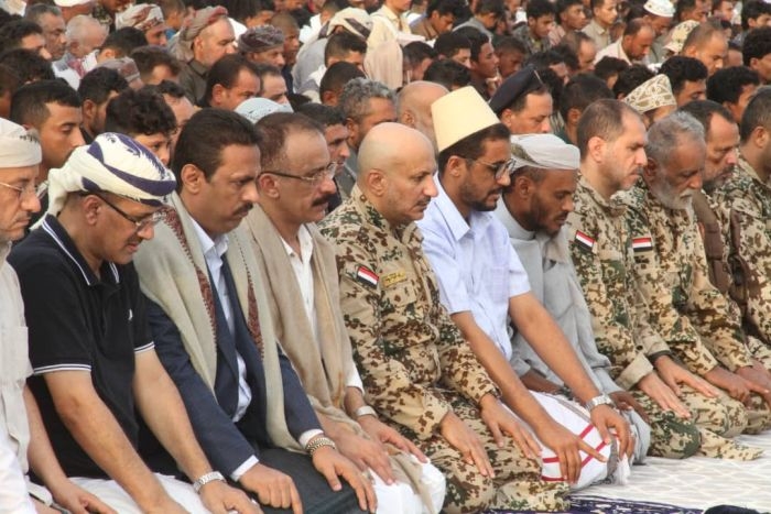 طارق صالح يؤدي صلاة عيد الأضحى المبارك مع جموع المواطنين في المخا