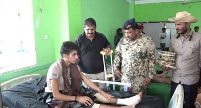 مدير شرطة الحديدة يعايد جرحى المقاومة والمواطنين في مستشفيات المخا والخوخة  وكالة 2 ديسمبر الإخبارية