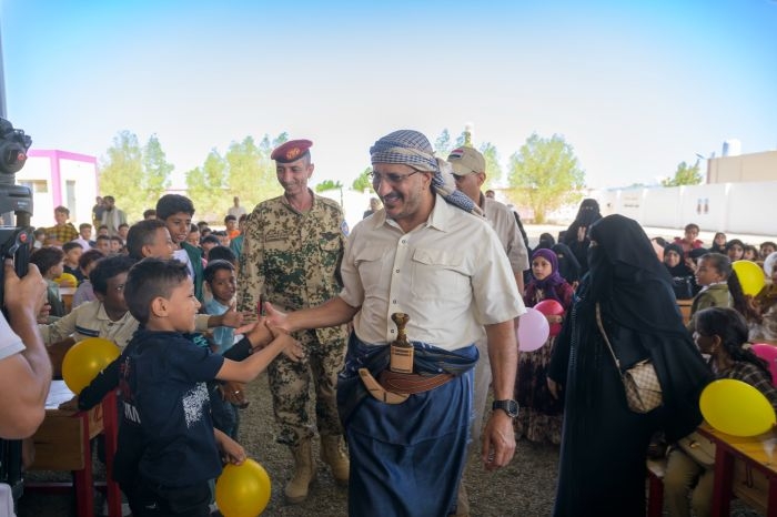 طارق صالح يشارك أبناء الشهداء والجرحى والمقاتلين بهجة عيد الأضحى