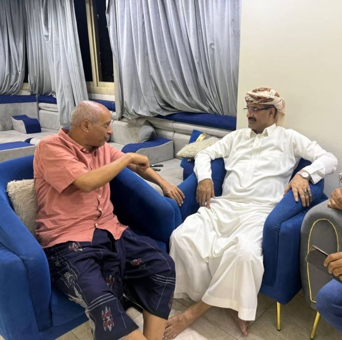 رئيس فرع المكتب السياسي بتعز يطمئن على صحة مدير عام المخا