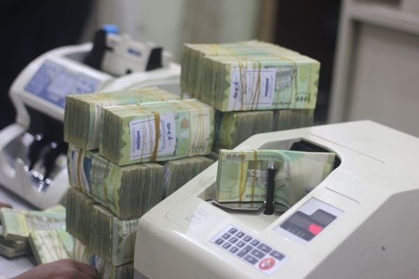 الريال اليمني يسجل انخفاضاً تاريخياً مع تجاوز الدولار حاجز 2700 ريال