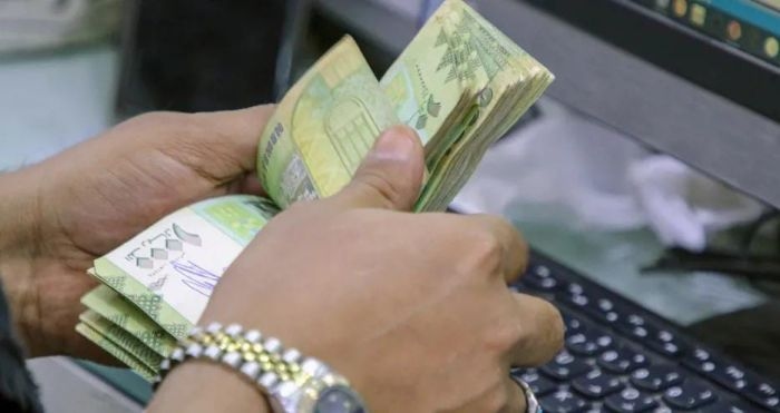 اقتصاديون لـ'2 ديسمبر': حظر الدفع بالعملات الأجنبية سيعزز استقرار الريال اليمني