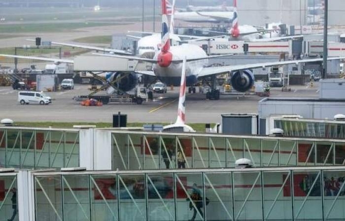 مطار هيثرو يدافع عن قرار وقف الرحلات بسبب انقطاع للكهرباء