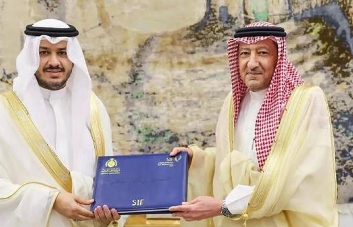 نائب وزير الخارجية يتسلّم شارة "منتدى الاستثمار الرياضي SIF"