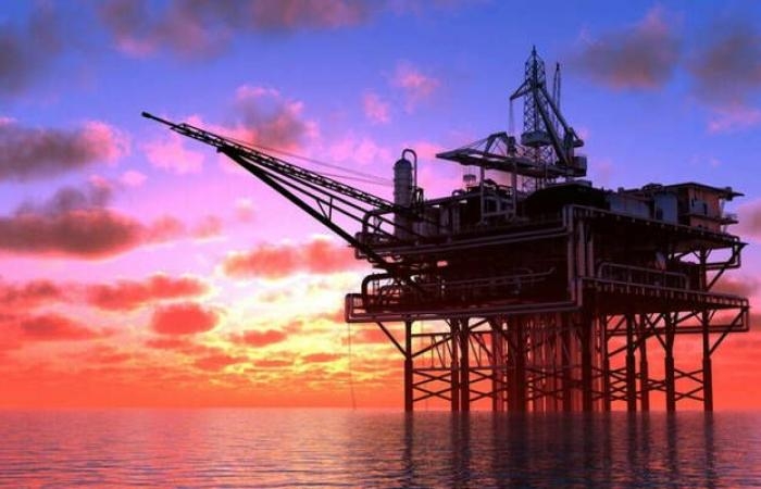النفط يصعد عند تسوية تعاملات الاثنين متجاهلاً بيانات سلبية عن الطلب والأسعار