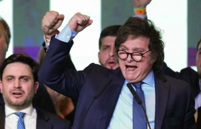 الأرجنتين تخفض الرسوم الجمركية على الهواتف المحمولة إلى النصف تمهيداً لإلغائها