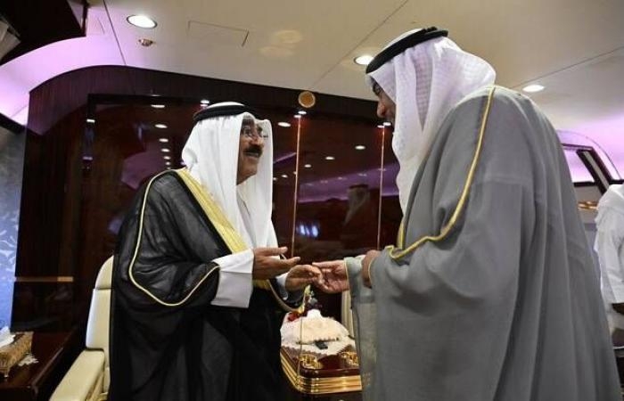أمير الكويت يُغادر إلى السعودية