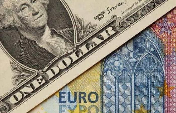 تباين الدولار مقابل الين واليورو واليوان الصيني