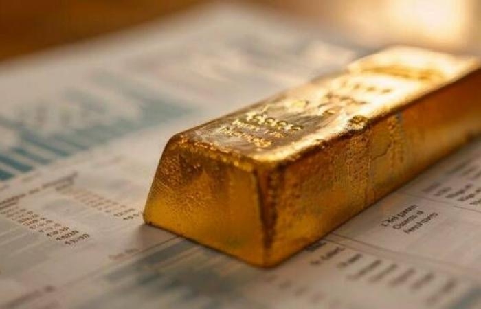 الذهب يربح 46 دولاراً وسط ضغط على الدولار وتأثير تخفيض التصنيف الائتماني لأمريكا