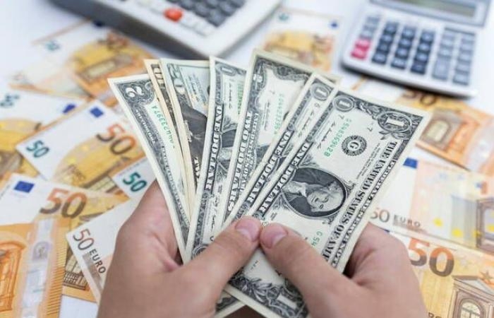 تراجع الدولار مع ترقب مشروع قانون الضرائب