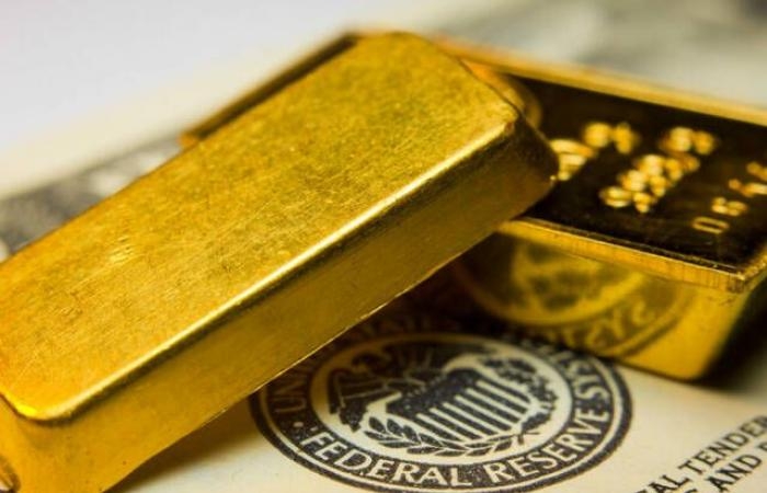 الذهب يتراجع بعد اقترابه من أعلى مستوى في 4 أسابيع