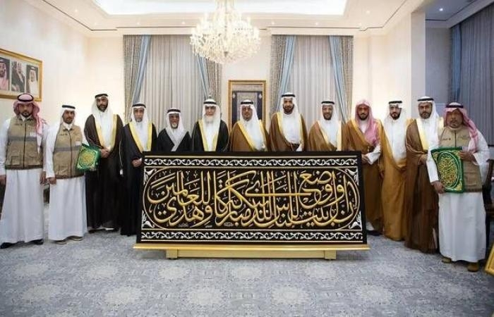 نيابة عن خادم الحرمين.. نائب أمير مكة يُسلم كسوة الكعبة لسدنة بيت الله الحرام