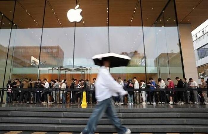 مبيعات هواتف آيفون تحتل المركز الأول بالسوق الصينية