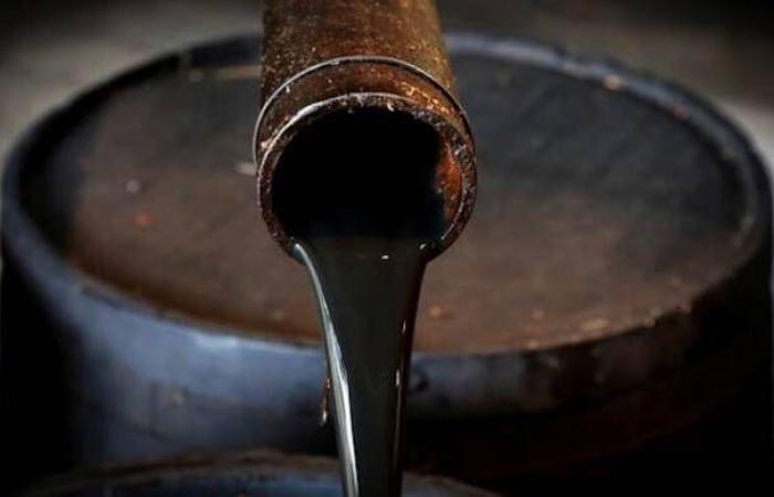 النفط يقلص مكاسبه لنحو 6% مع تقييم الأسواق التطورات العسكرية