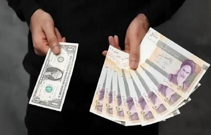 العملة الإيرانية تهوي 10% مقابل الدولار منذ بدء الهجمات الإسرائيلية