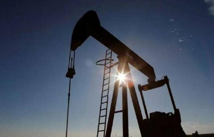 النفط يغلق عند أعلى مستوياته منذ يناير وسط تصعيد عسكري مرتقب بين أمريكا وإيران