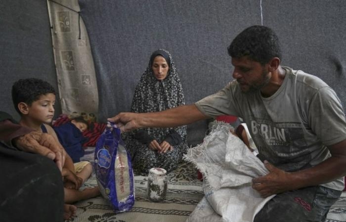 فلسطينيون يعبرون طرق الموت من أجل الغذاء