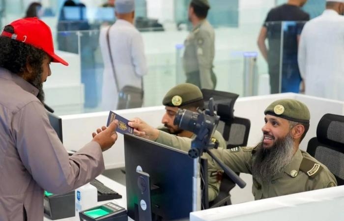 الجوازات تواصل إنهاء إجراءات مغادرة الحجاج عبر كافة المنافذ