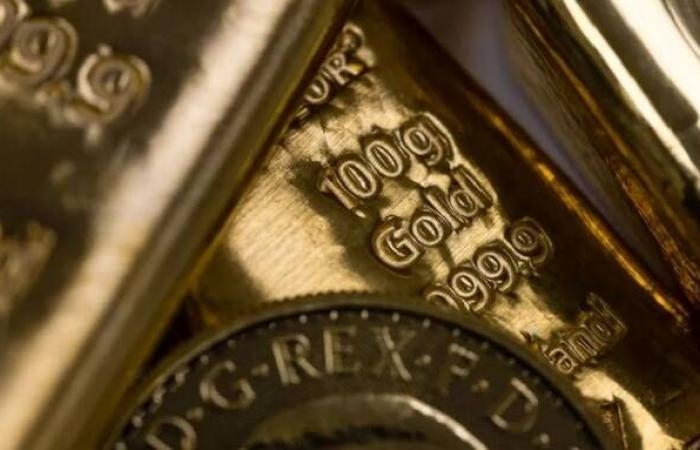 الذهب يهبط 1% متجها لثاني خسارة أسبوعية قبل بيانات أمريكية