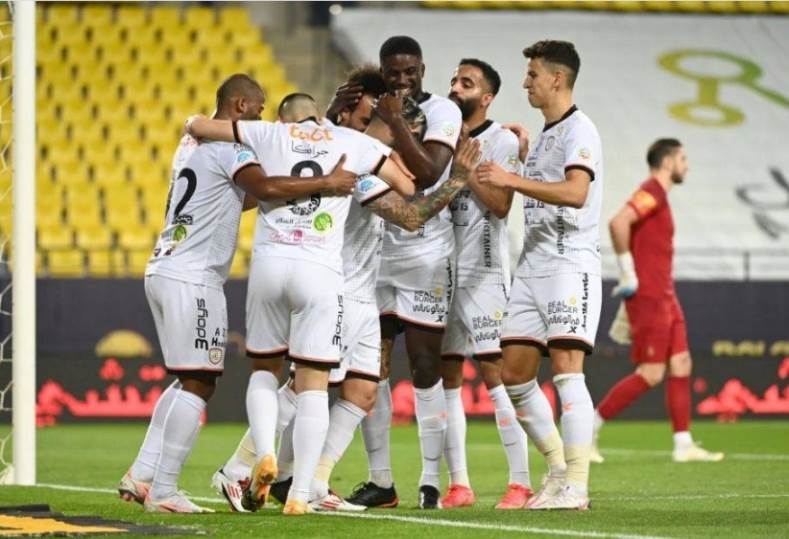 الرياض يتحدى الشباب في دوري روشن
