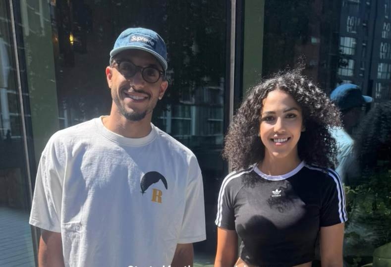 سارة عصام تظهر رفقة عمر مرموش في شوارع مانشستر