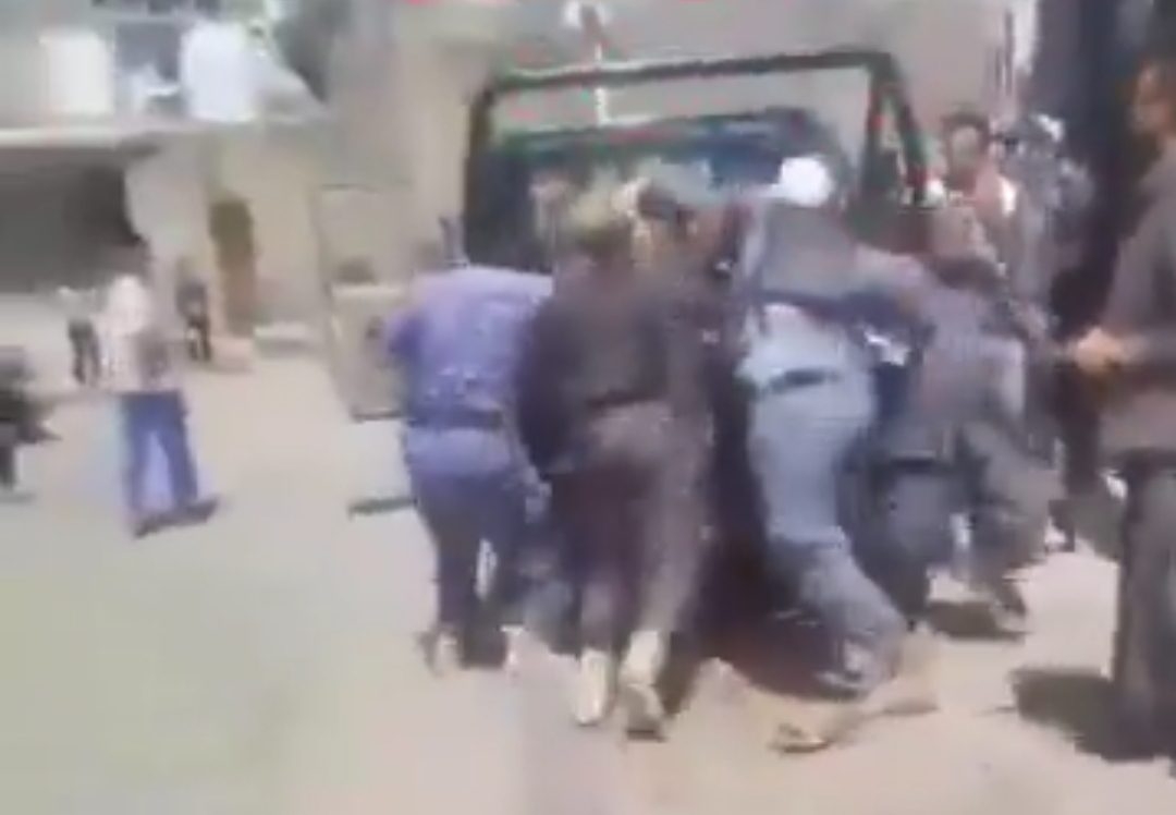 مليشيا الحوثي تعتدي على مواطن مدني بالضرب المبرح في إب