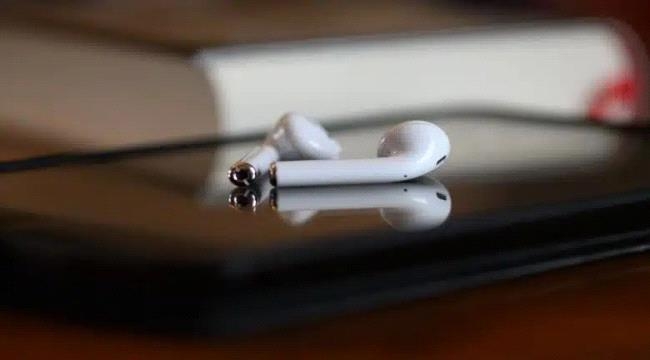 كيف يمكن لسماعات الأذن تهديد سمعك؟