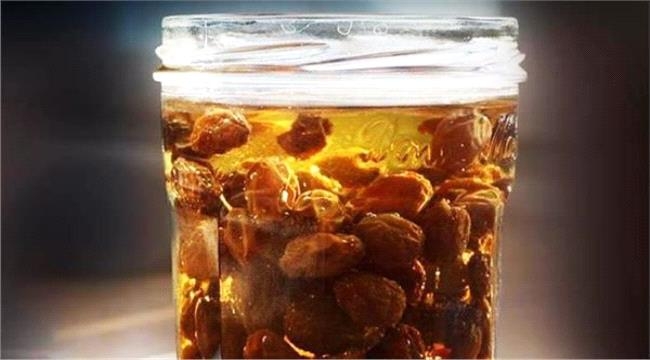 من هنا وهناك – فوائد مذهلة لتناول الزبيب المنقوع صباحاً