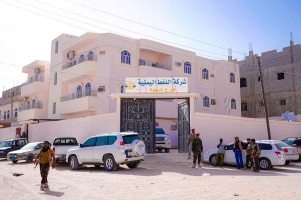 فرضت رقابة مشددة.. شركة النفط بشبوة تعلن ضخ شحنات جديدة من الوقود لوكلائها وتؤكد التزامها بالتسعيرة الرسمية