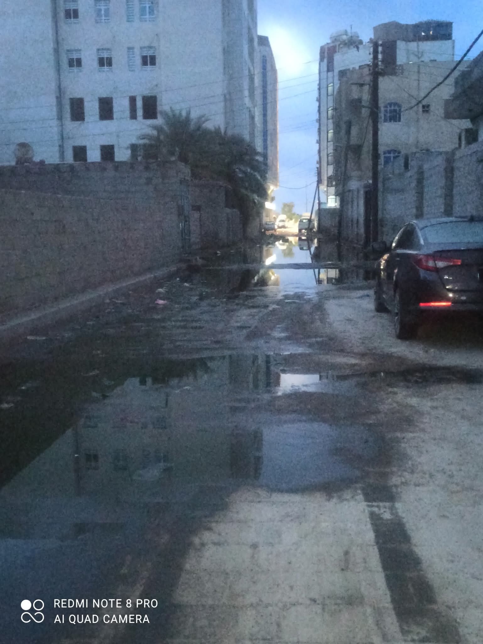 عدن.. سكان مديرية خورمكسر يشتكون من طفح المجاري ويأكدون اختلاط مياه الصرف الصحي بمياه الشرب