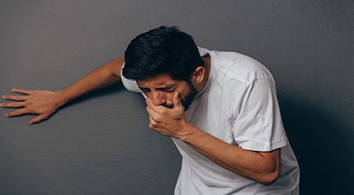 مشهد تنهمر له الدموع .. مواطن يمني مصاب بالكبد يطرش دم في الشارع وظروفه جعلته يقتنع بالموت