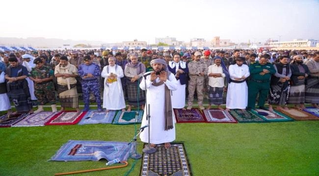رئيس تنفيذية انتقالي شبوة يؤدي صلاة العيد مع جموع المواطنين ويتفقد مرضى مستشفيات عتق