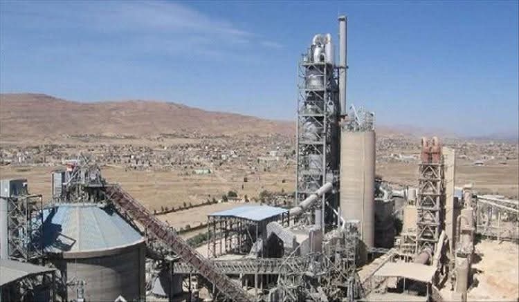 صنعاء.. مليشيا الحوثي تنفذ حملة اعتقالات استهدفت العشرات من موظفي مصنع اسمنت عمران