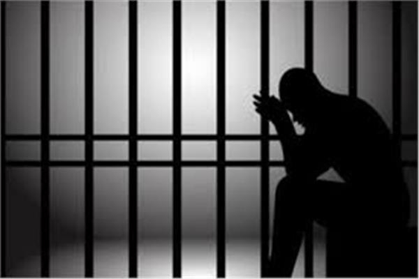 مصاب بانفصام في الشخصية.. شاب يقتل والده ووالدته بمدينة 15 مايو