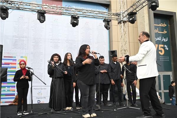عروض فنية وأغاني على المسارح المكشوفة بمعرض الكتاب تُبهر الجمهور