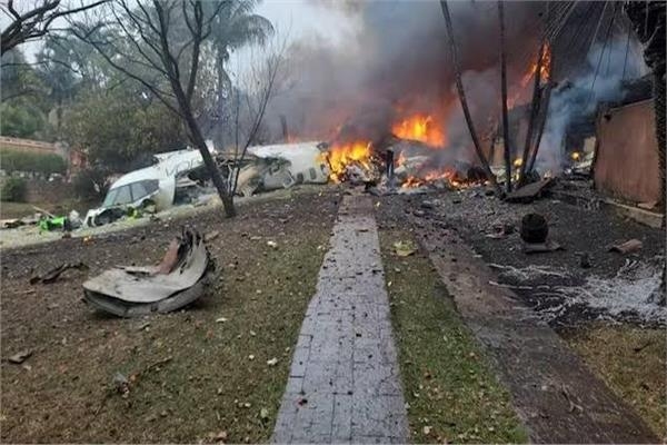 اصطدمت بسيارة.. مصرع شخصين بتحطم طائرة صغيرة في البرازيل