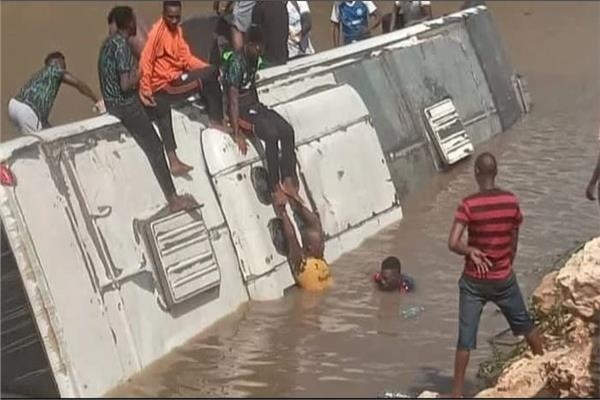 حافلة فريق تنزاني تسقط في أحد الأنهار