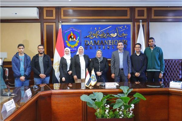 رئيس جامعة دمنهور يوقع عقود تنفيذ المشروعات البحثية والطلابية
