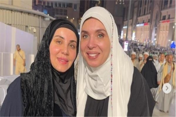 بالحجاب والعباية.. دينا برفقة صديقتها خلال أداء مناسك العمرة