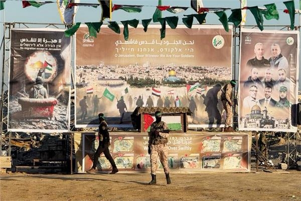 توسطتها مصر.. أعلام الدول العربية تتصدر مشاهد تسليم حماس لأسرى الاحتلال
