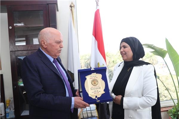 تكرم معلمة بُتر إصبعها أثناء مراقبة امتحانات الشهادة الإعدادية