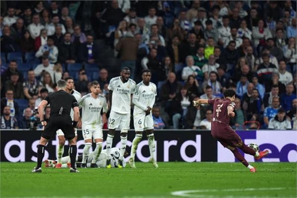 شاهد العارضة تحرم مرموش من هدف رائع أمام ريال مدريد