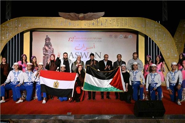 صور.. فرق مهرجان أسوان الدولي للفنون تواصل عروضها الفلكلورية المبهجة